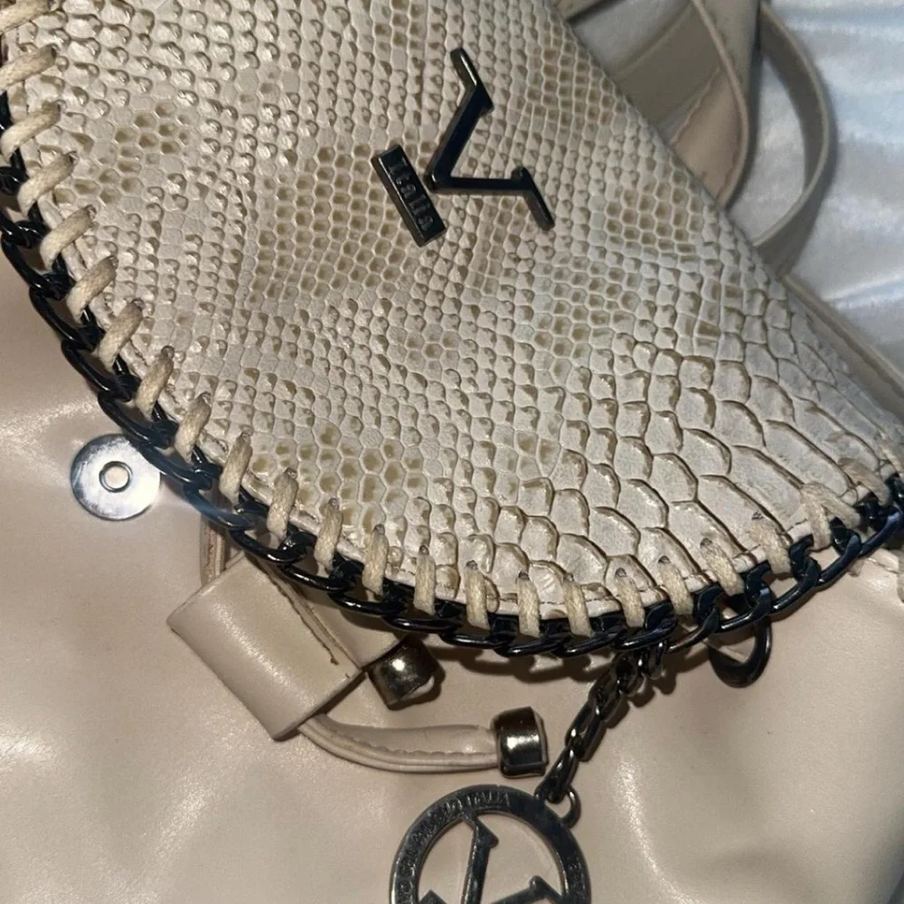 Elegant Cream Designer Handbag - Picture 1 of 3
